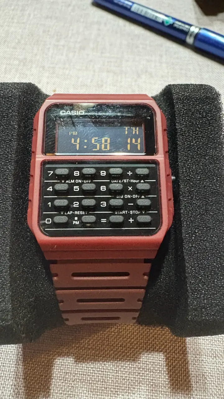 Reloj Casio Vintage con Calculadora Rojo - 2