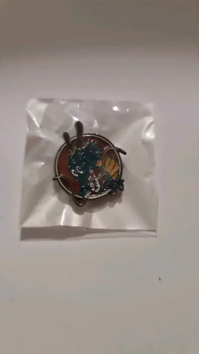 Pin de dragón colorido en bolsa - miniatura 1