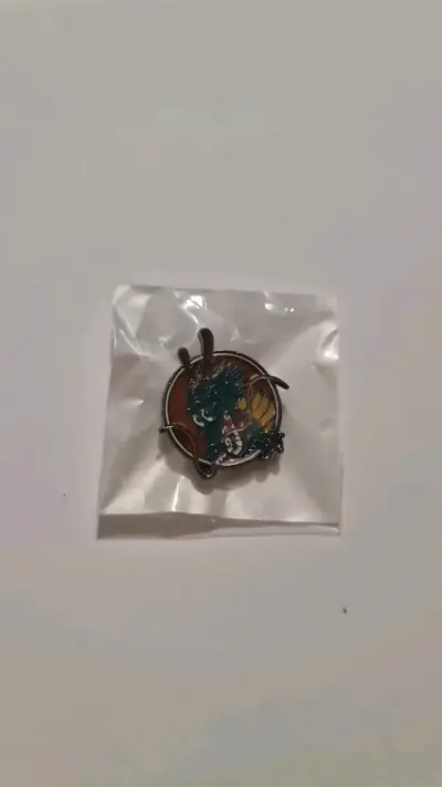 Pin de dragón colorido en bolsa - miniatura 2