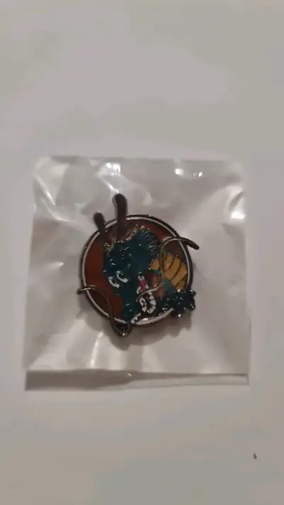 Pin de dragón colorido en bolsa - miniatura 3