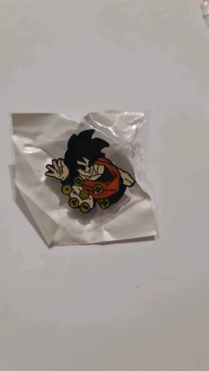 Pin de personaje goku con diseño colorido - 1