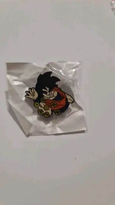 Pin de personaje goku  con diseño colorido - miniatura 1