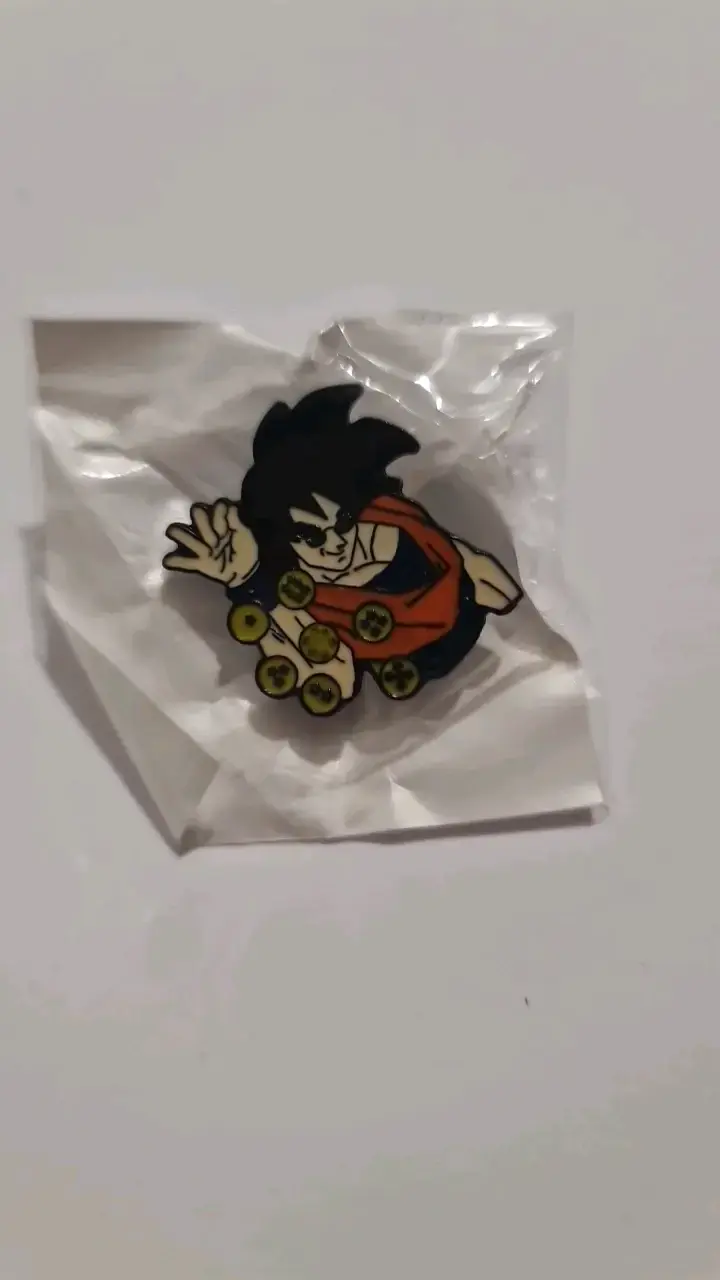 Pin de personaje goku con diseño colorido - 2