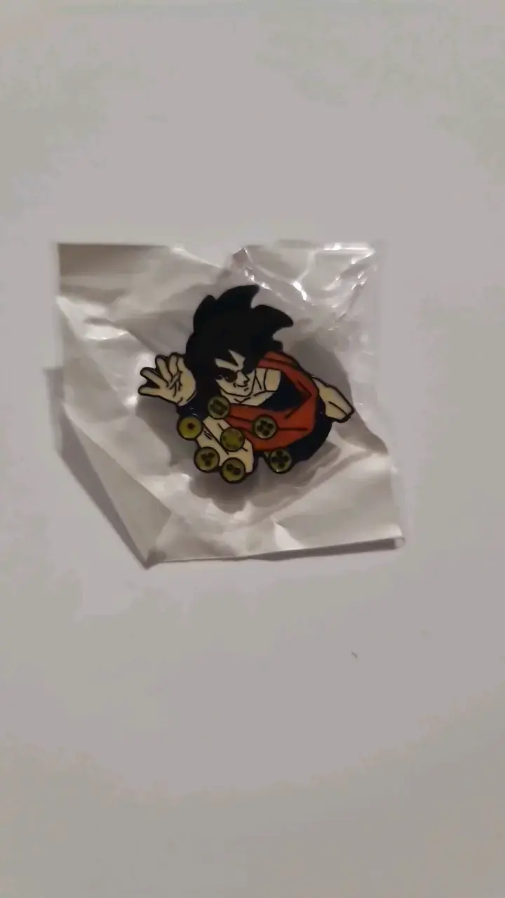 Pin de personaje goku con diseño colorido - 3