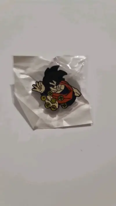 Pin de personaje goku  con diseño colorido - miniatura 3