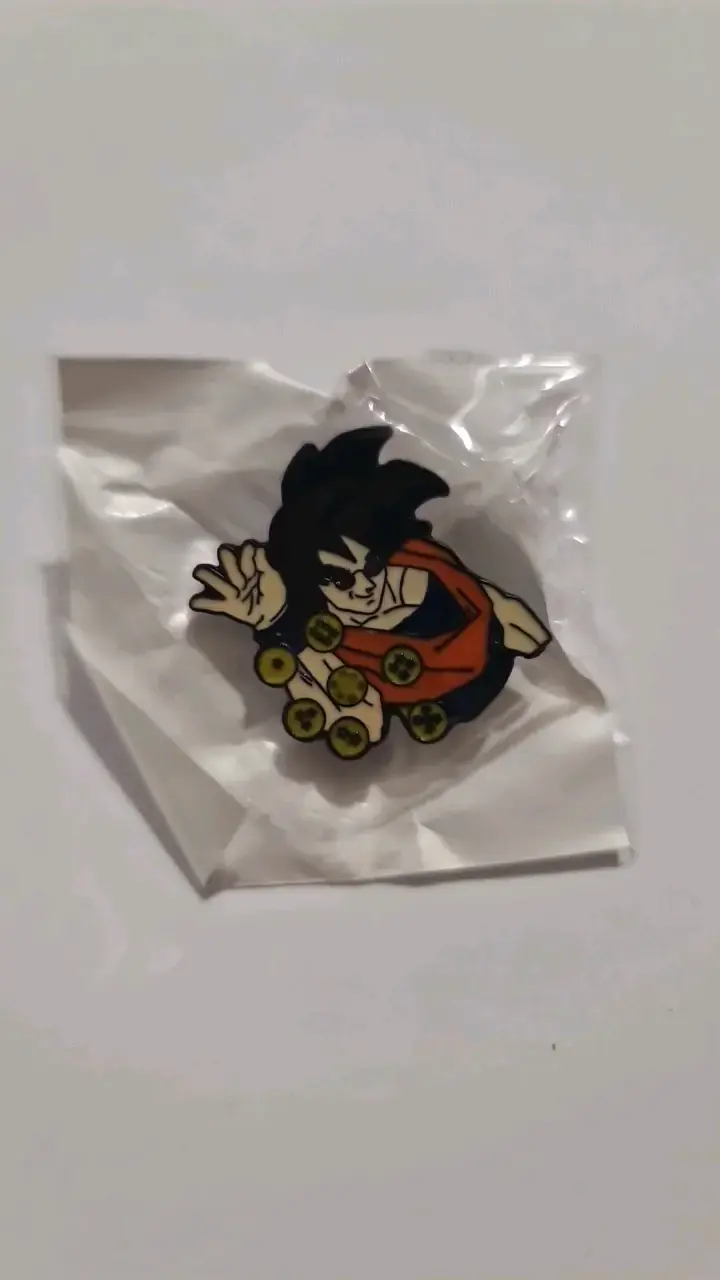 Pin de personaje goku con diseño colorido - 4