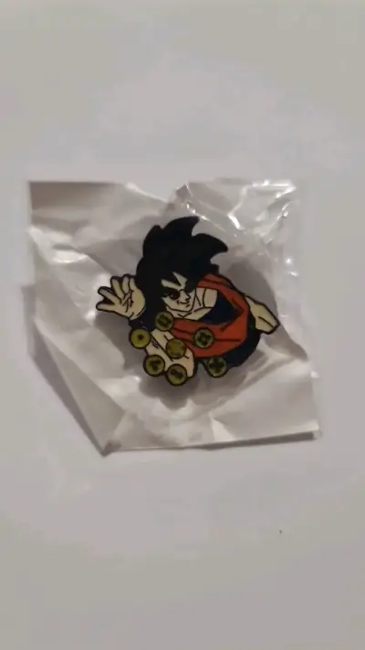 Pin de personaje goku  con diseño colorido - miniatura 4