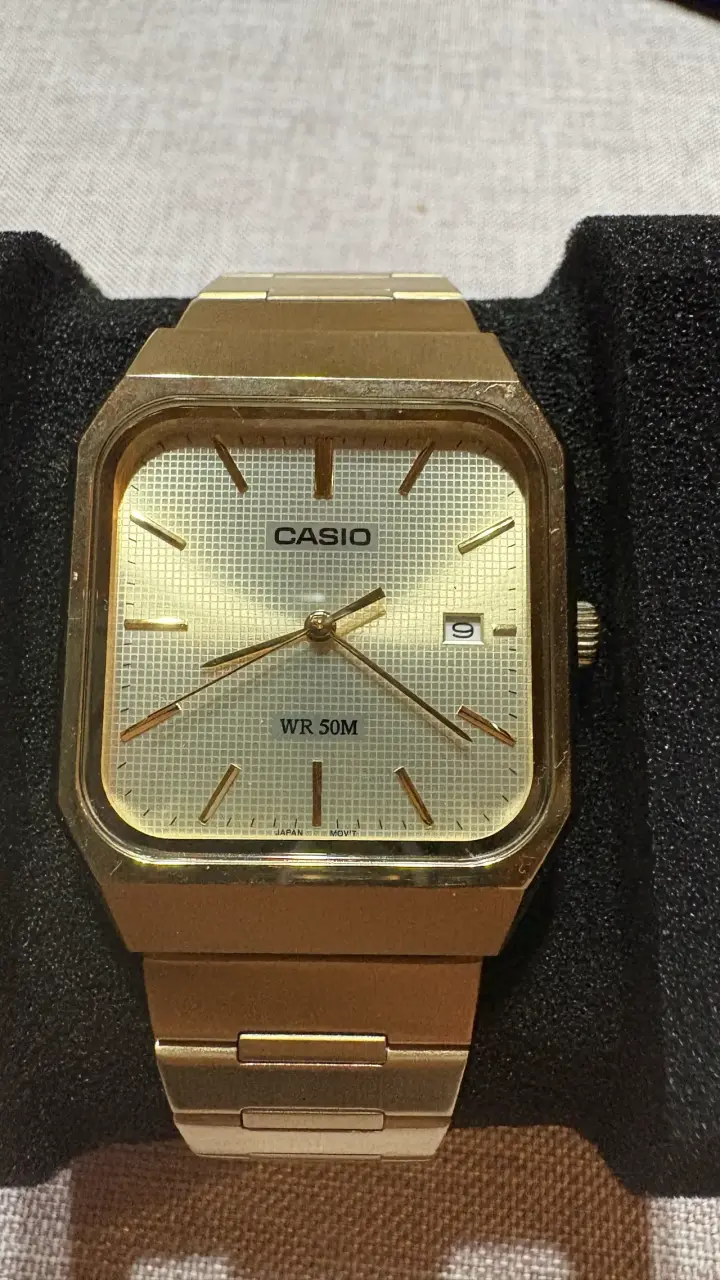 Reloj Casio dorado resistente al agua - 1