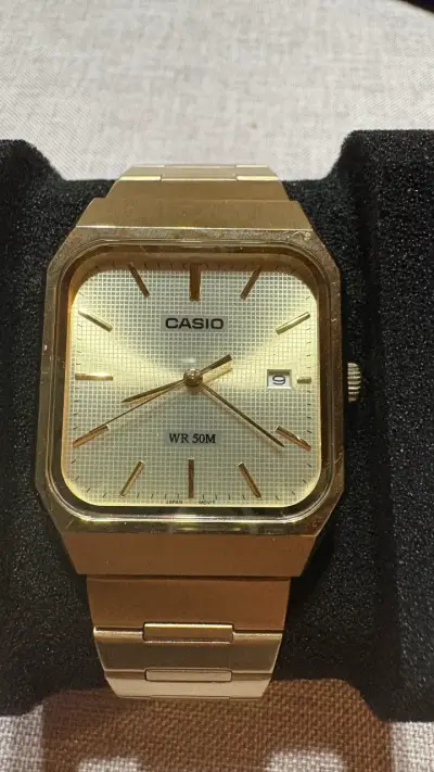 Reloj Casio dorado resistente al agua - miniatura 1