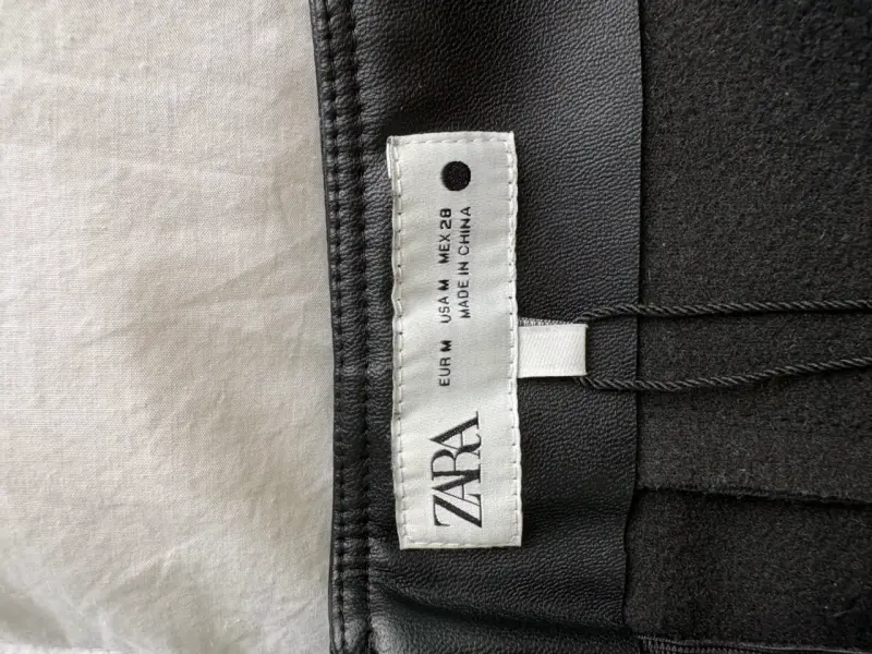 Falda de cuero negra Zara talla M - 1