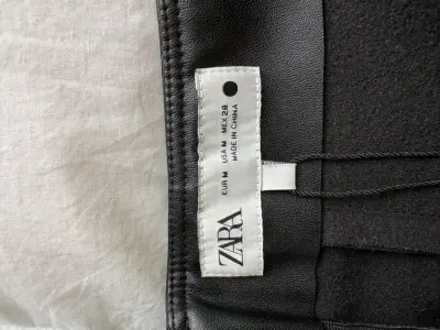 Falda de cuero negra Zara talla M - miniatura 1