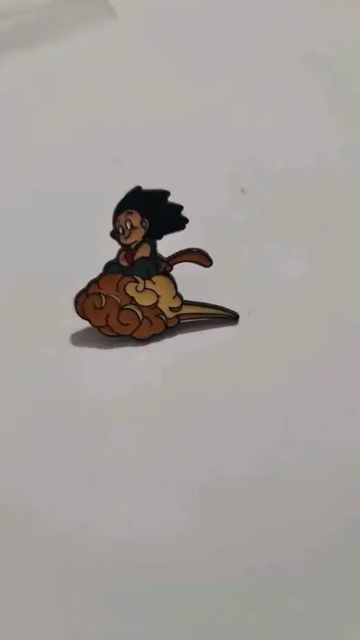 Pin de personaje animado en nube - miniatura 1