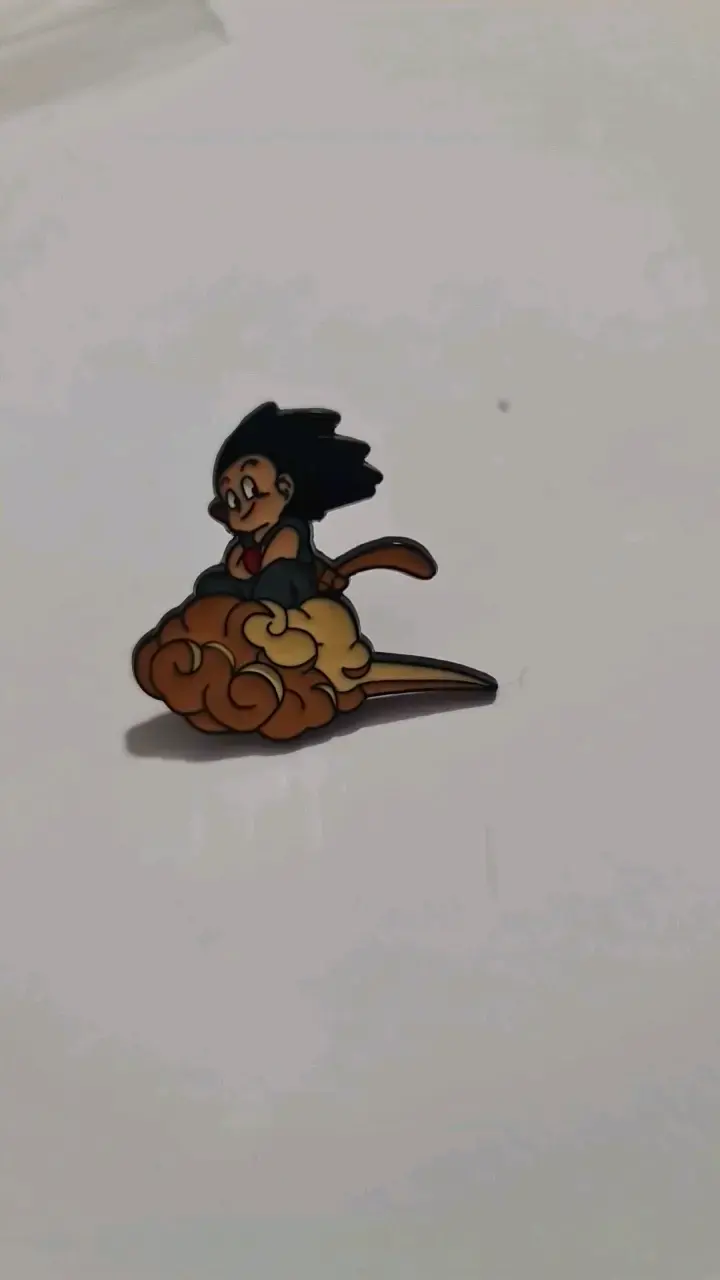 Pin de personaje animado en nube - 2