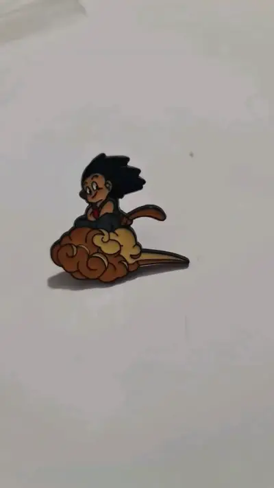 Pin de personaje animado en nube - miniatura 2