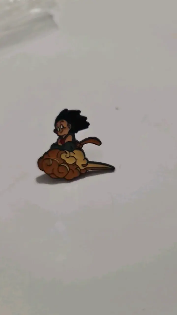 Pin de personaje animado en nube - 3