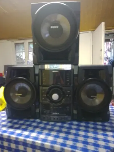 Equipo de sonido Sony con parlantes potentes - miniatura 1