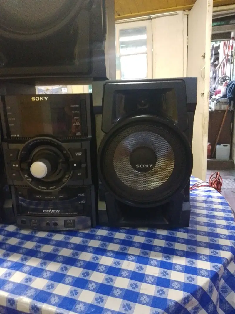 Equipo de sonido Sony con parlantes potentes - 3