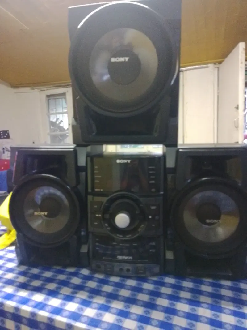 Equipo de sonido Sony con parlantes potentes - 7