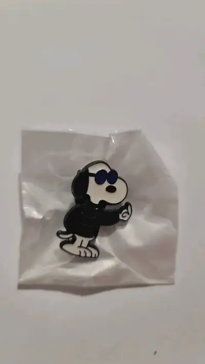 Pin de personaje con gafas negras - miniatura 1