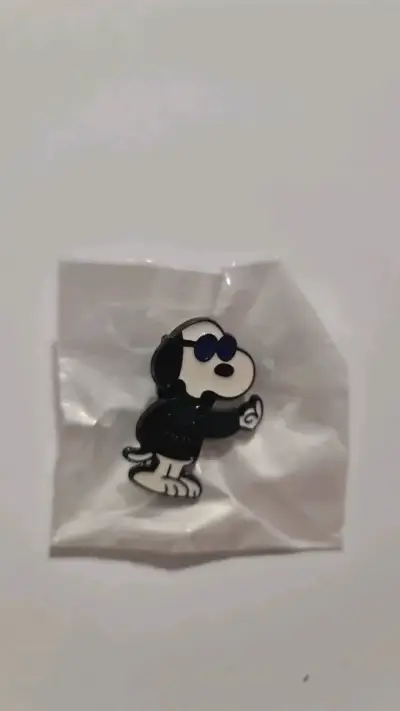Pin de personaje con gafas negras - miniatura 2