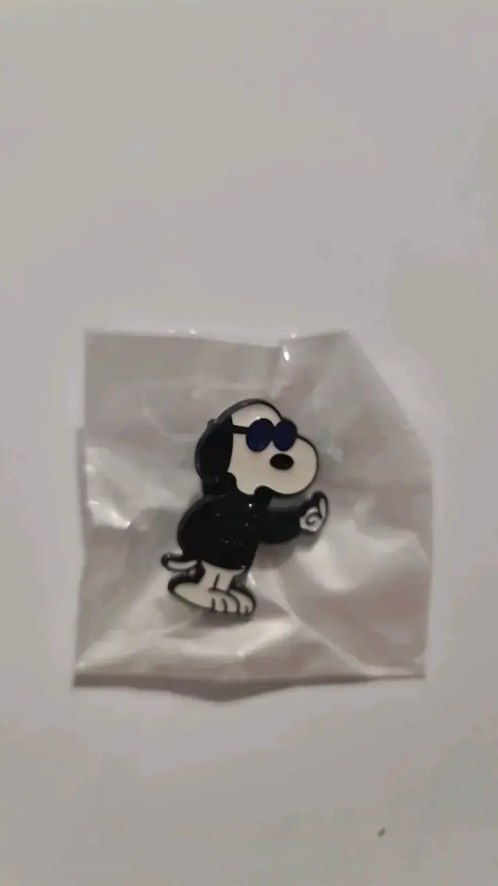 Pin de personaje con gafas negras - 3