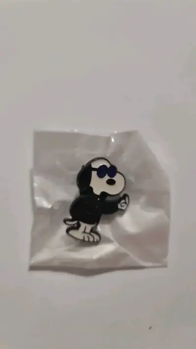 Pin de personaje con gafas negras - miniatura 3