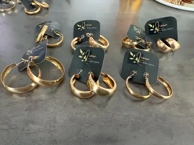 Aros de color oro estilo moderno - miniatura 1