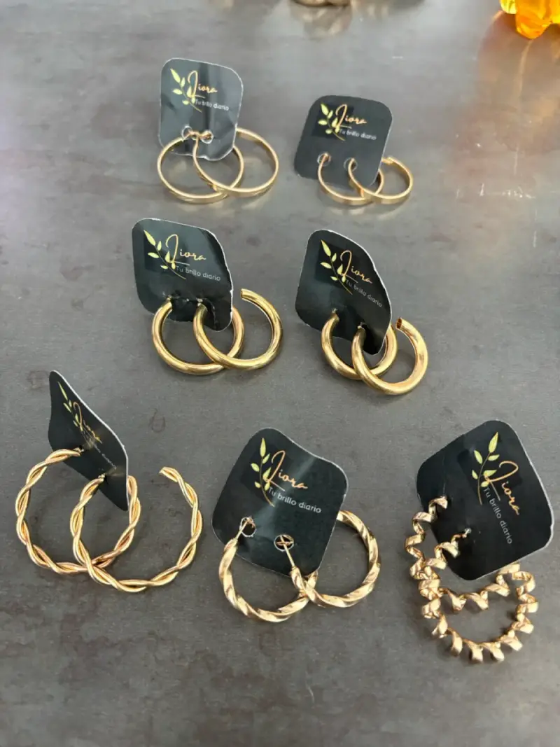 Aros de color oro estilo moderno - 2