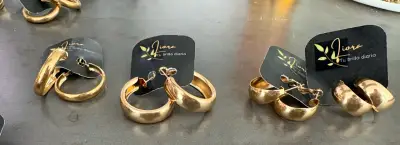 Aros de color oro estilo moderno - miniatura 3