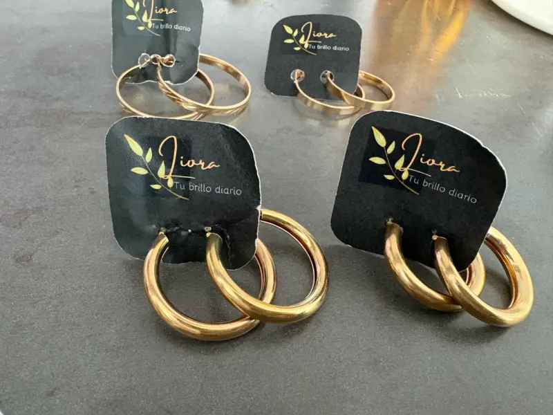 Aros de color oro estilo moderno - 4