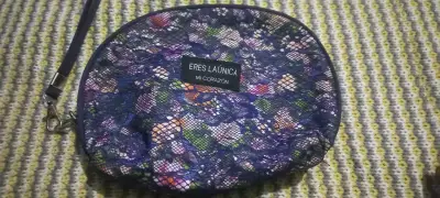 Cosmetiquero con encaje azul y fondo floral - miniatura 1