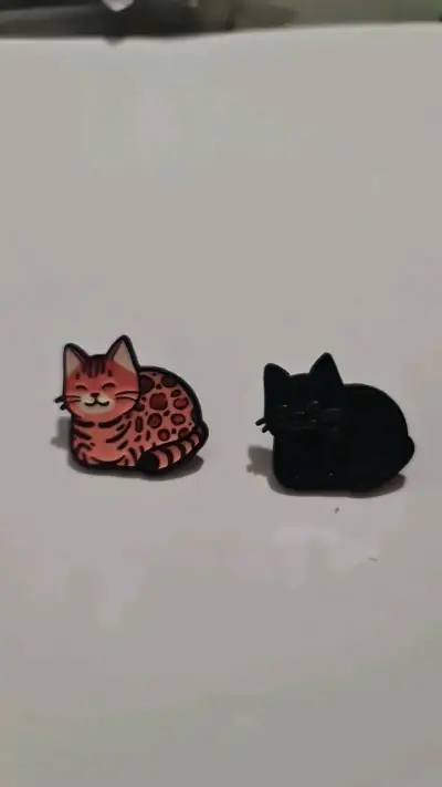 Set de pines de gatos en colores variados - miniatura 1