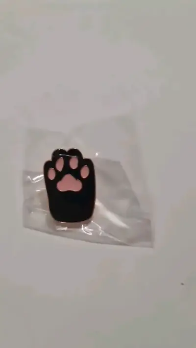 Pin de huella de gato en esmalte negro y rosa - miniatura 1