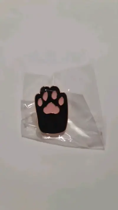 Pin de huella de gato en esmalte negro y rosa - miniatura 2