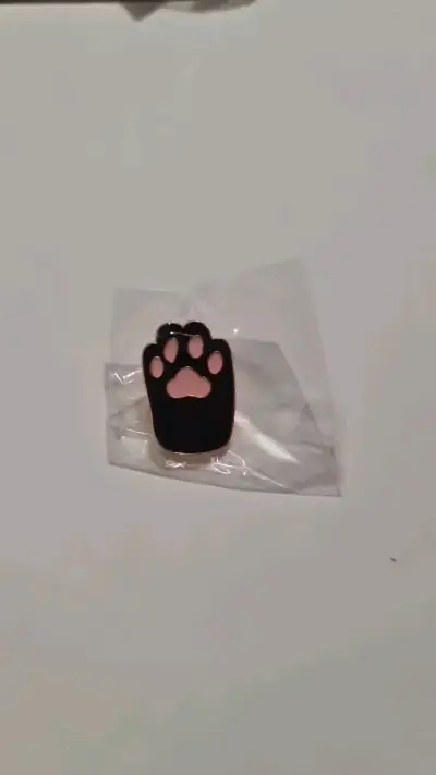 Pin de huella de gato en esmalte negro y rosa - miniatura 3