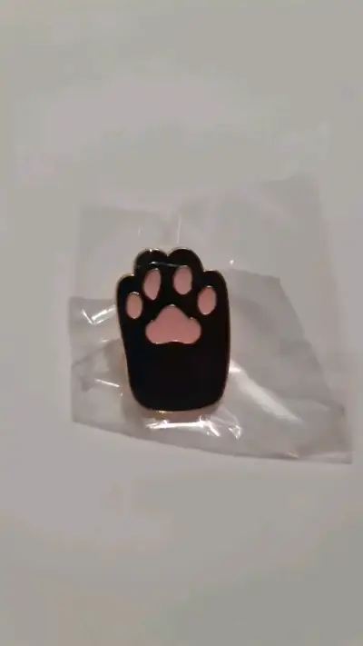 Pin de huella de gato en esmalte negro y rosa - miniatura 4