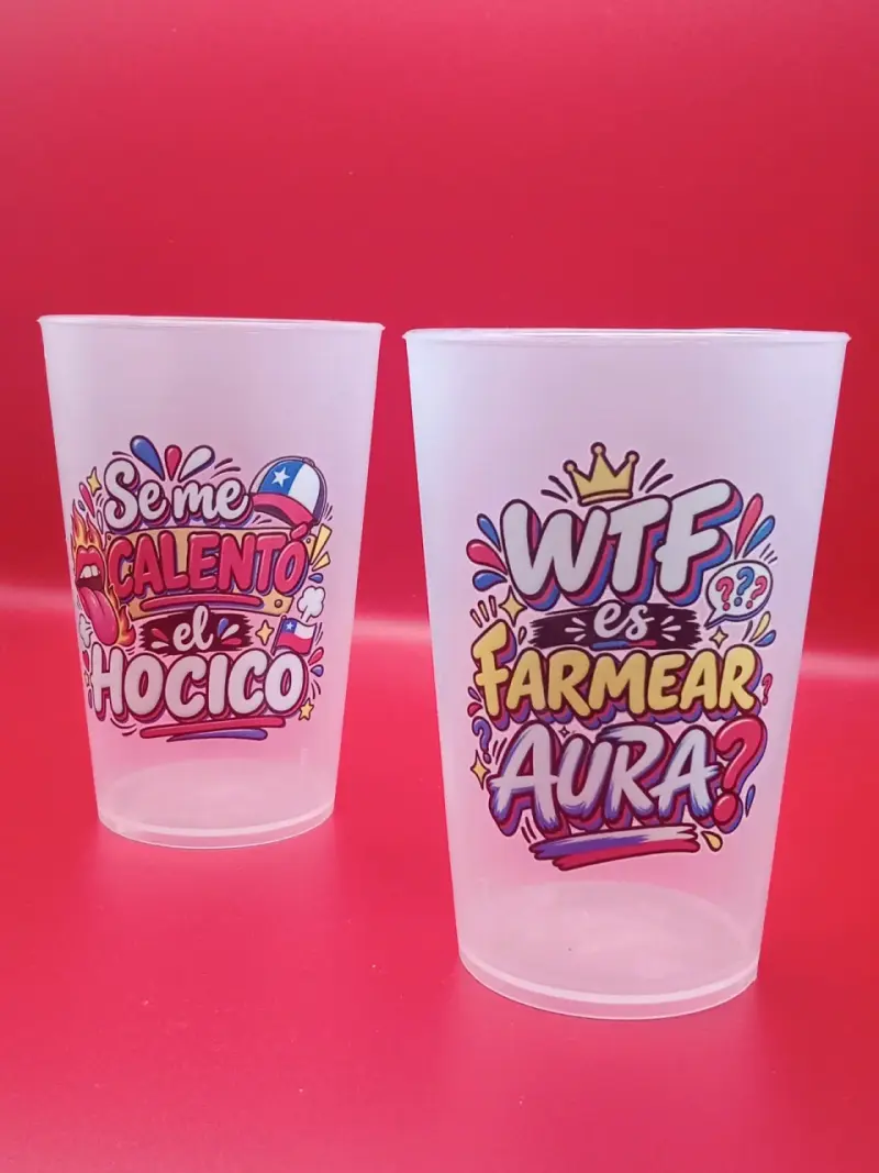 Vasos de vidrio y plástico con frases chilenas - 4