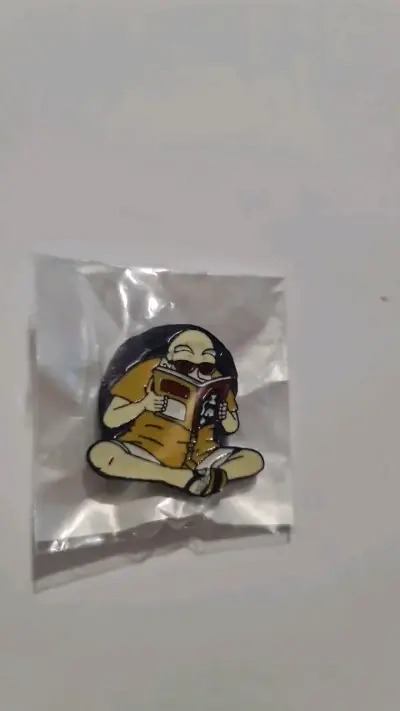 Pin de esmalte con diseño de lector - miniatura 1