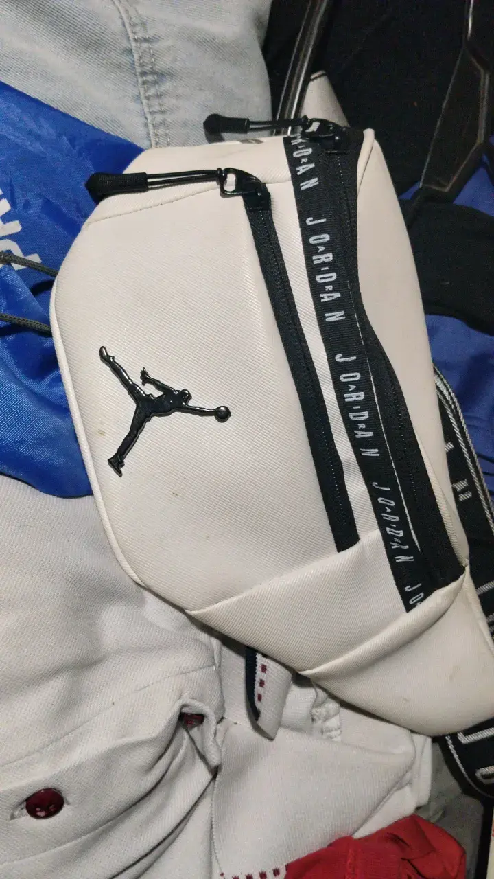Riñonera blanca Jordan con logo - 3