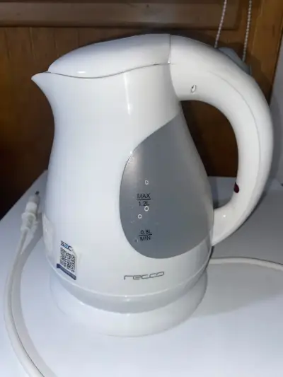Hervidor eléctrico Recco 1.2L blanco - miniatura 1