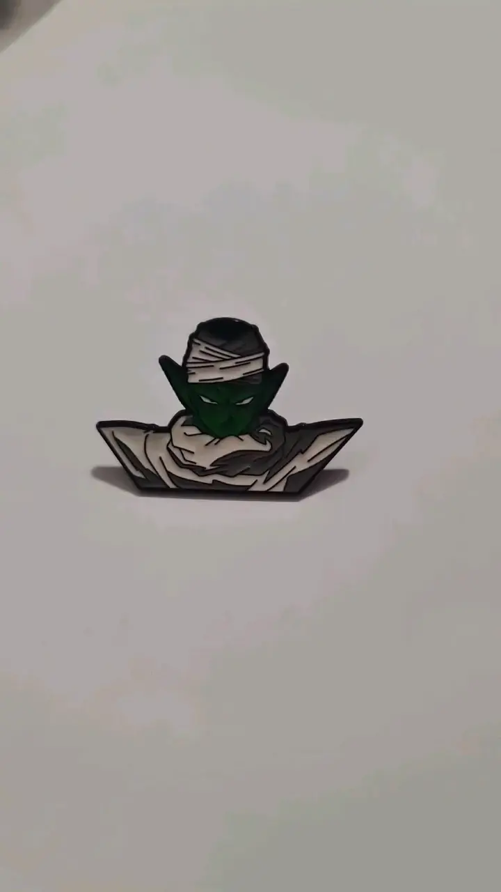 Pin de personaje animado verde con turbante - 1