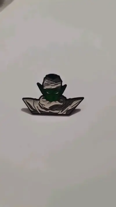 Pin de personaje animado verde con turbante - miniatura 1