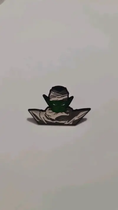 Pin de personaje animado verde con turbante - miniatura 2