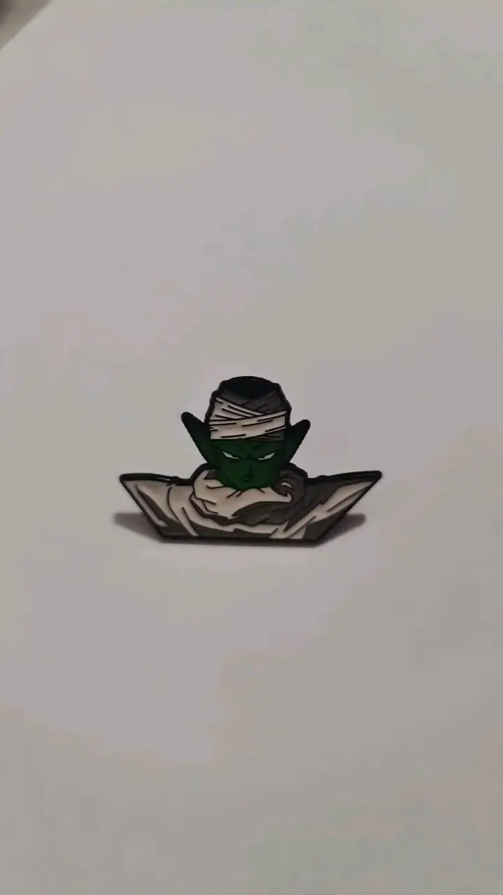 Pin de personaje animado verde con turbante - 3