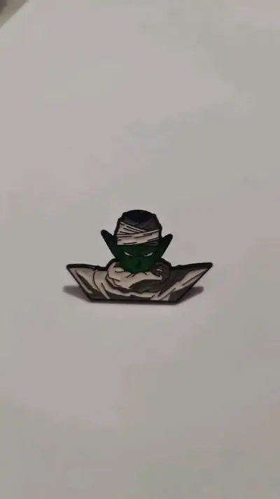 Pin de personaje animado verde con turbante - miniatura 3