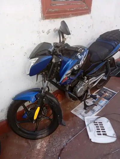 Moto azul deportiva en buen estado - miniatura 1