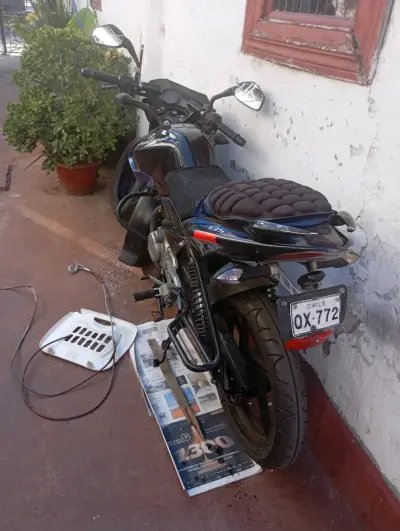 Moto azul deportiva en buen estado - miniatura 2