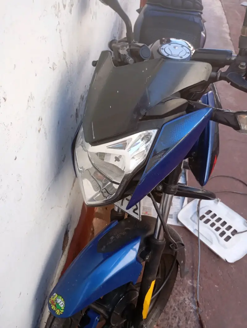 Moto azul deportiva en buen estado - 3