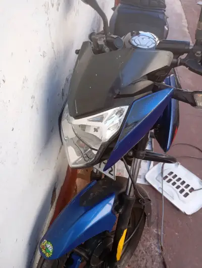Moto azul deportiva en buen estado - miniatura 3