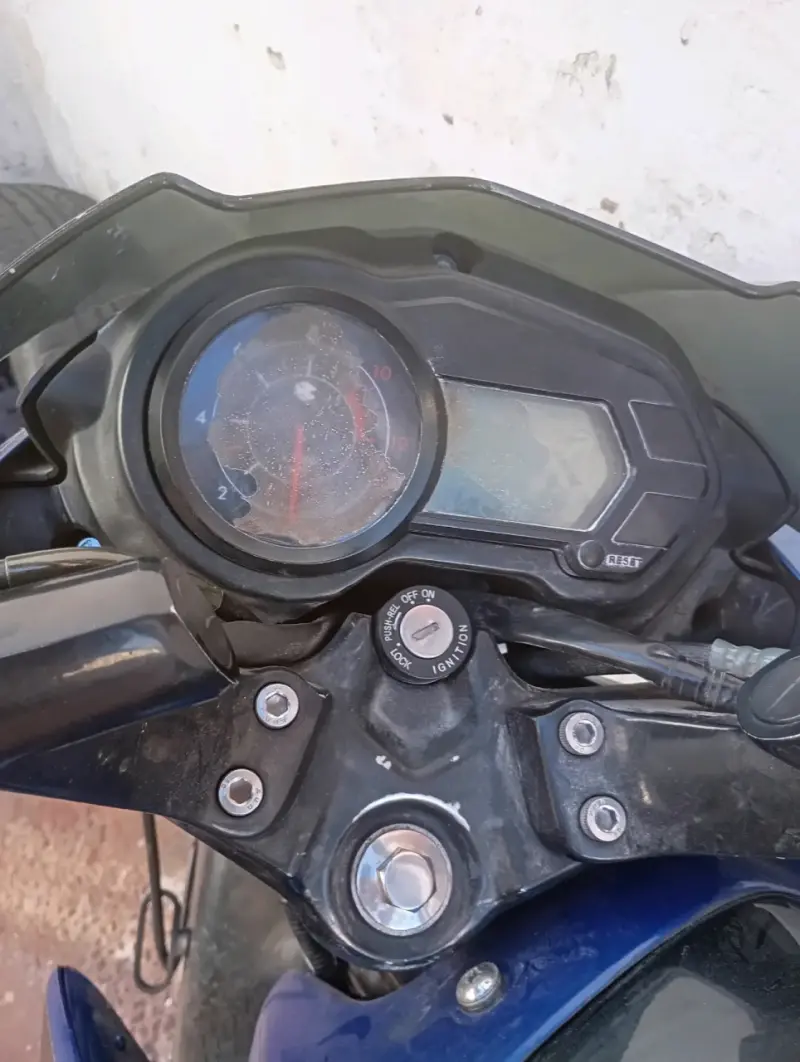 Moto azul deportiva en buen estado - 4
